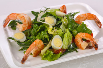 Salad with prawn, rocket and eggs