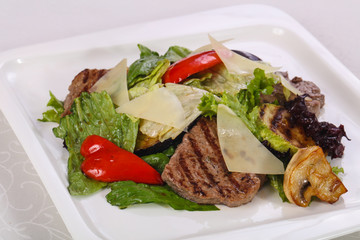 Salad with grilled beef and vegetables