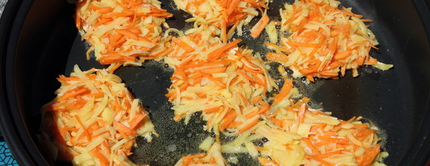leckere Kartoffelpuffer werden in einer Pfanne gebraten