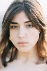 Obraz premium Panna młoda z długą suknią w naturze z zachodem słońca. Stylowe wesele w europejskim stylu sztuk pięknych.