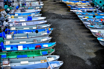 横須賀海釣り公園そばに並べられた釣り船