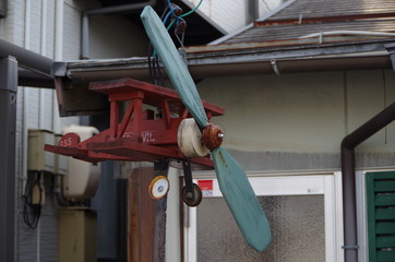 赤いプロペラ飛行機