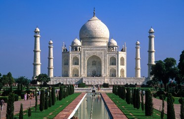 Fototapeta na wymiar Taj Mahal - Dasa große, weltberühmte, 1648 feriggestellte Mausoleum, bei Agra im Bundesstaat Uttar Pradesh wird von sehr vielen Indientouristen besuchtl
