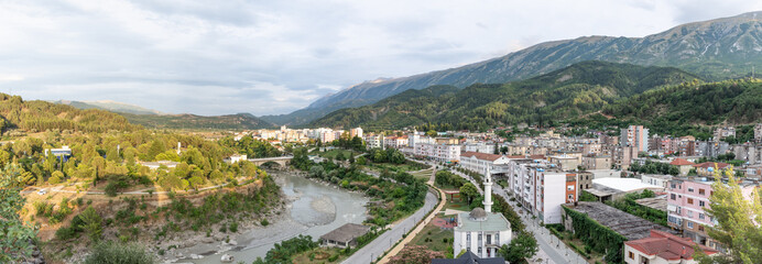 Panorama de la ville de Përmet en Albanie