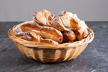 Laugenstangen / Breznstangerl in Brotkorb