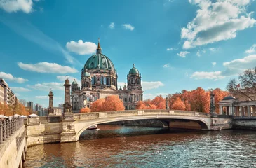 Berliner Dom mit Brücke über die Spree im Herbst © tilialucida