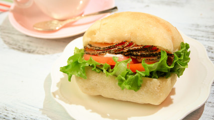 ハムとトマトとレタスとクリームチーズのサンドイッチ（ciabatta）