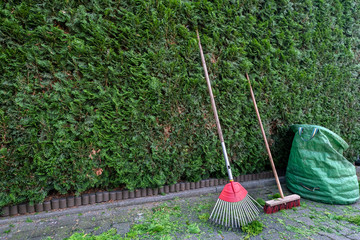 Gartenarbeit Gartengeräte nach Heckenschnitt