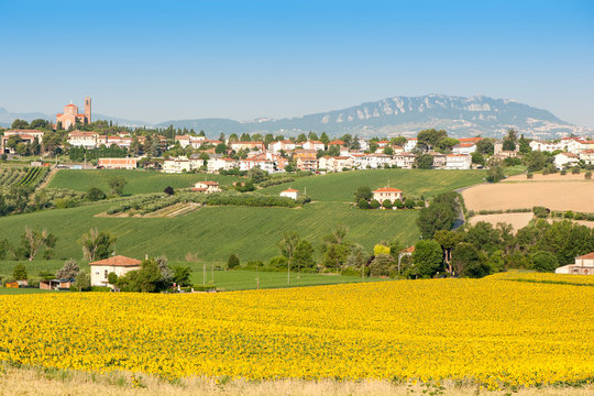 Coriano (Rimini) con sullo sfondo San Marino