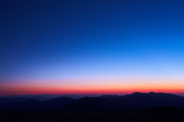 LA HORA AZUL SOBRE LAS MONTAÑAS