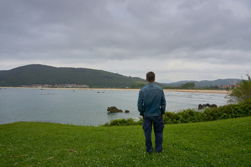 UN HOMBRE MIRANDO AL MAR