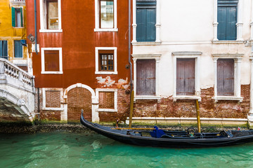 Fototapeta na wymiar Gondola in a small Venetian canal