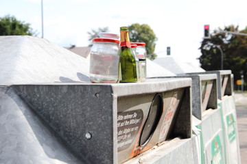 alte Gläser auf einem Altglascontainer
