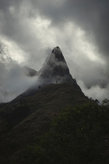 Bonita paisagem de montanhas e nuvens