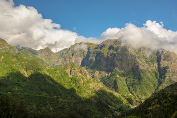 Bonita paisagem de montanhas e nuvens