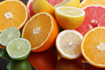 Obraz na płótnie Canvas Mix of citrus fruits cut in different forms
