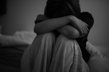 悲しみに暮れる女性