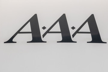 3 lettres A avec des losanges sur un fond couleur blanc  typographie