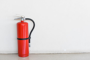 Obraz premium Fire extinguisher tank on the background wall.