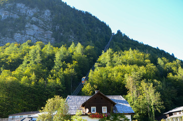 Fototapeta na wymiar 世界遺産　ハルシュタットの岩塩坑へのケーブルカー（オーストリア　オーバーエスターライヒ州　ザルツカンマーグート）