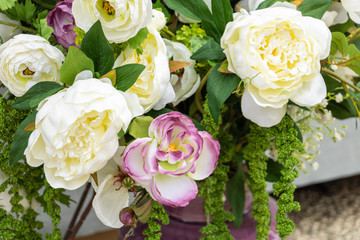 Jardinière de fleurs blanches et violettes, élégant bouquet féminin de fleurs avec roses et pivoines