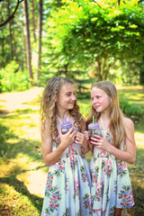 Obraz premium Young friends drink lemonade on a hot day
