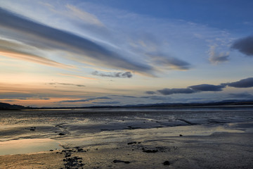 Obraz premium Winters Sunset over the Montrose Basin with the tide out. Montrose, angus, Scotland.