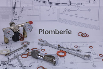 Plomberie et plombier Ressource graphique avec plan de maison équipement de sécurité et matériel de plomberie
