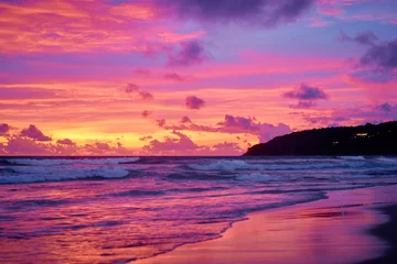 Fotobehang Roze Prachtig landschap. Zonsondergang aan de kust.