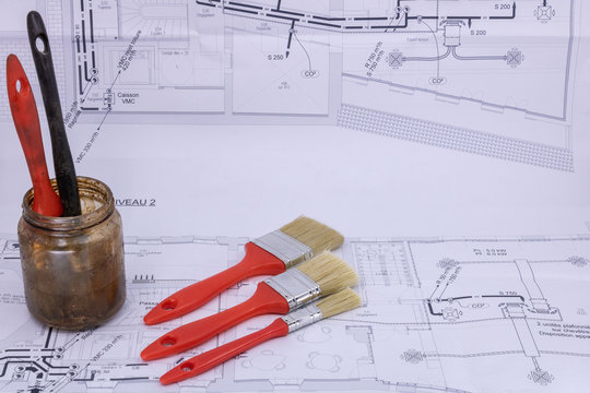 Peintre en b&acirc;timent Ressource graphique avec plan de maison et pinceaux propres et trempant dans le white spirit pour vente de mat&eacute;riel de peinture en b&acirc;timent