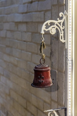 Obraz premium Night view of the decorative bell hanging near the front door in the old city of Safed in northern Israel