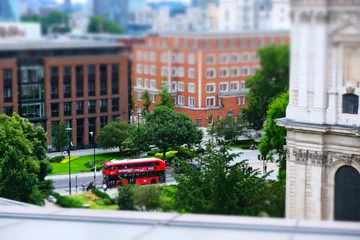 Foto op Plexiglas Tilt Shift-foto met een rode Londense bus © Maxence