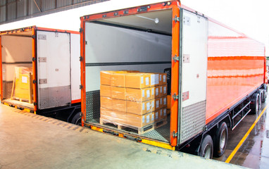 Package Boxes Loading into Cargo Container. Trailer Truck Parked Loading at Dock Warehouse. Delivery Service. Shipping Warehouse Logistics. Cargo Shipment Boxes. Freight Truck Transportation. - obrazy, fototapety, plakaty