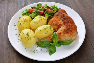 udko z kurczaka pieczone, ziemniaki i surówka © robert6666