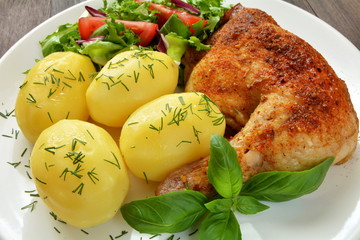 udko z kurczaka pieczone, ziemniaki i surówka © robert6666