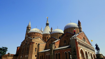 Fototapeta na wymiar Seitenansicht der Basilika des Heiligen Antonius von Padua vor blauem Himmel