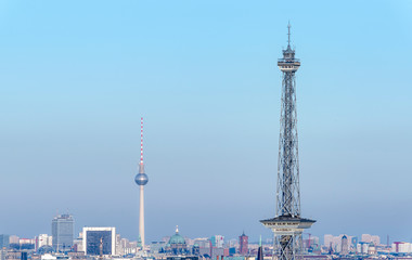 Skyline von Berlin mit Funktum und Alex bei Tag