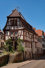 Fototapeta na wymiar Fachwerkhäuser in der Altstadt von Weinheim in Baden-Württemberg, Deutschland 