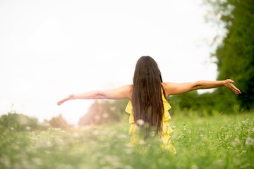 Junge Frau mit langen Haaren