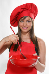 Jeune femme brune faisant la cuisine