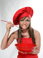 Jeune femme brune faisant la cuisine