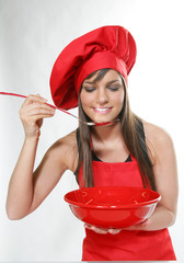 Jeune femme brune faisant la cuisine