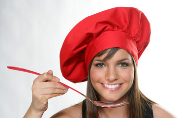 Jeune femme brune faisant la cuisine