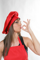 Jeune femme brune faisant la cuisine