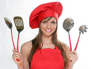 Jeune femme brune faisant la cuisine
