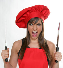 Jeune femme brune faisant la cuisine