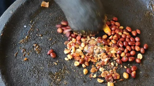 the process of making pecel typical of Java, starting from grinding the spices, mixed with vegetables until served
