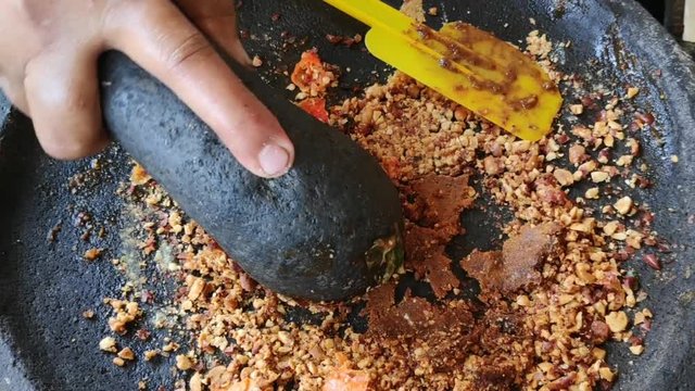the process of making pecel typical of Java, starting from grinding the spices, mixed with vegetables until served
