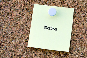 Zettel mit einem Text für ein Meeting