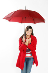 Jeune femme brune sous un parapluie rouge